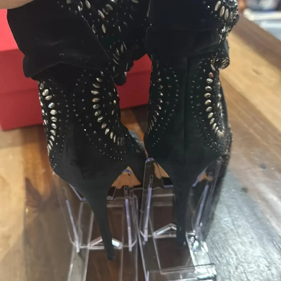 Vince Camuto IMAGINE black beaded peep toe booties
NEW - Picture 8 of 10